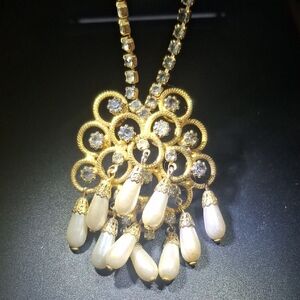 Elegant Vintage Faux Gold and Pearl Pendant Necklace